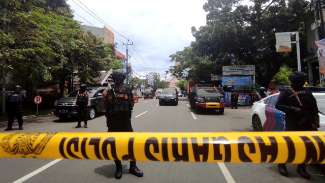 Garis polisi terpasang di lokasi dugaan bom bunuh diri di depan Gereja Katedral Makassar, Sulawesi Selatan, Minggu (28/3). Foto: Stringer/REUTERS