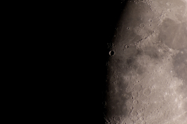 Iustrasi kenampakan Bulan penuh dengan kawah bekas tubrukan asteroid atau komet (Sumber foto: Gerold Pattis dari Pixabay)
