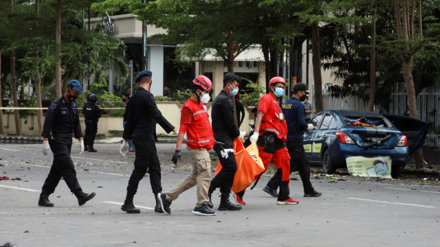 Personel Palang Merah Indonesia membawa kantong mayat setelah ledakan di depan Gereja Katedral di Makassar, Sulawesi Selatan, Minggu (28/3). Foto: Stringer/REUTERS
