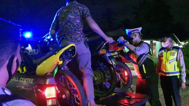 Polisi di Aceh mengangkut sepeda motor yang ditemukan berknalpot bising. Foto: Dok. Ditlantas Polda Aceh