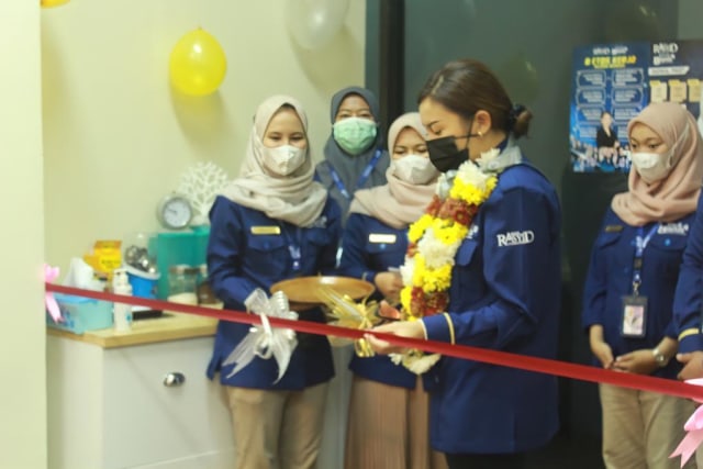 CEO Klinik Bisnis (KB) Monica Putri Rasyid telah meresmikan secara langsung Kantor Klinik Bisnis. Foto: Klinik Bisnis