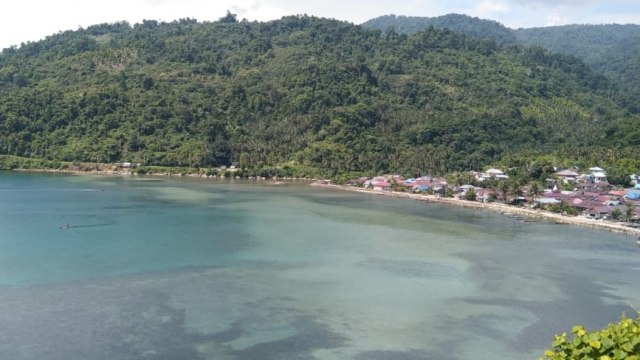 Puncak Unsongi Morowali, menyajikan hamparan pantai yang Biru. Foto: Intan/PaluPoso