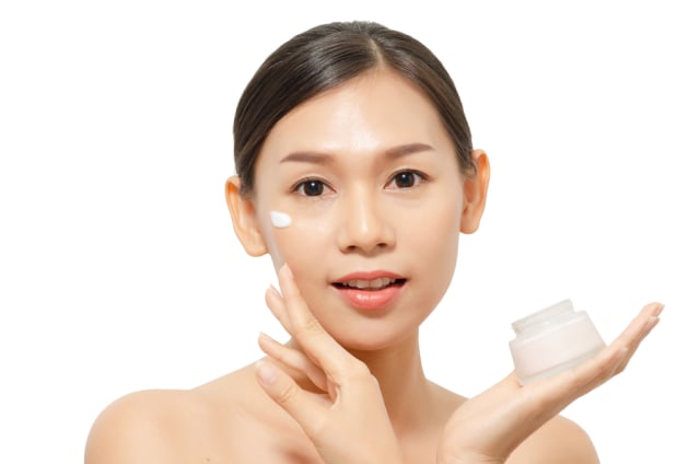 Ilustrasi perempuan menggunakan skin care. Foto: Shutterstock