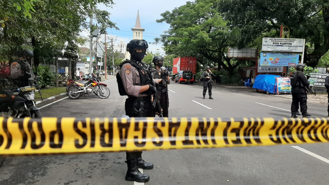 Suasana pengamanan di depan Gereja Katedral Makassar, Seluawesi Selatan, usai kejadian bom bunuh diri, Senin (29/3). Foto: Dok. Istimewa
