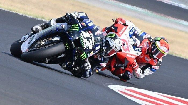 Yamaha YZR M-1 dan Ducati Desmosedici. Foto: Crash