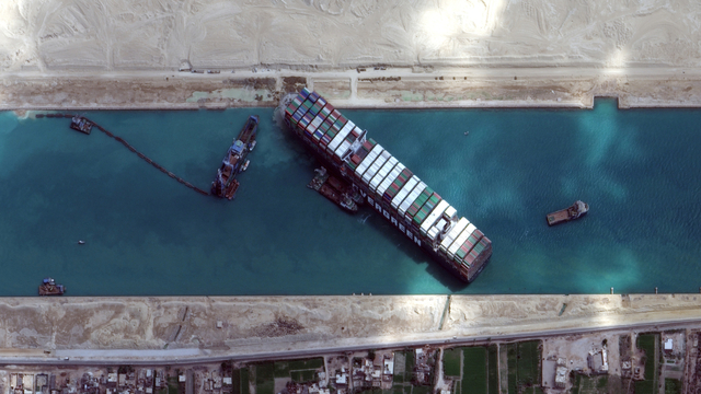 Potret udara kapal Ever Given yang terdampar di Terusan Suez, Mesir, Minggu (28/3). Foto: Maxar Technologies/Handout via REUTERS