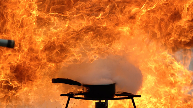 Ilustrasi oleh Youtube: Explosive Oil Fire at 2500fps - The Slow Mo Guys