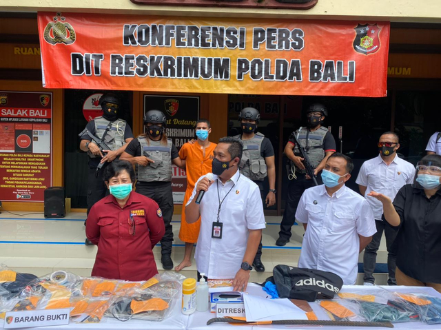 Direktur Reserse Kriminal Umum (Dirkrimum) Polda Bali Kombes Pol Djuhandani Rahardjo Puro (tengah) saat jumpa pers di Mapolda Bali, Senin (29/3) - IST