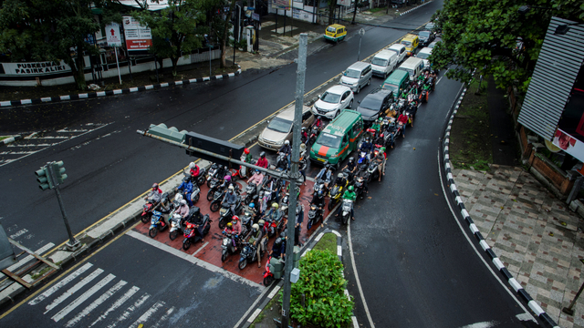 Sejumlah pengendara berhenti mengikuti isyarat lampu lalu lintas di lokasi penerapan tilang elektronik Persimpangan Pasteur-Sukajadi, Bandung, Jawa Barat. Foto: Novrian Arbi/ANTARA FOTO