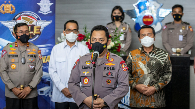 Kapolri Jenderal Pol Listyo Sigit Prabowo dalam peluncuran ETLE Nasional Tahap 1 di Gedung NTMC Korlantas Polri, Jakarta, Selasa (23/3/2021). Foto: Aprillio Akbar/ANTARA FOTO