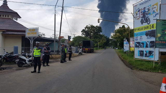 Petugas berjaga di akses masuk menuju kawasan kilang minyak Pertamina Balongan, Kabupaten Indramayu. (Tomi Indra)