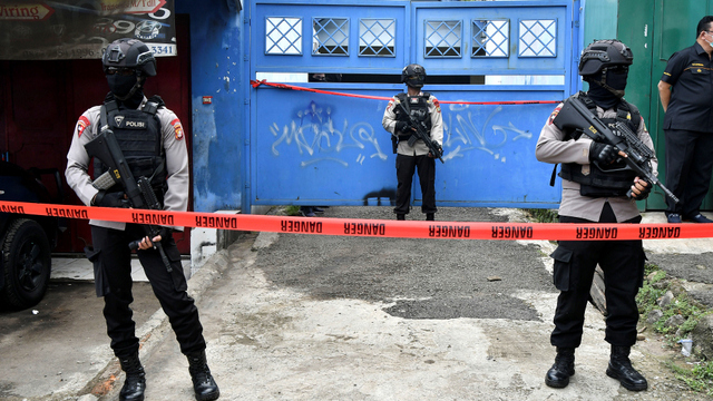 Petugas kepolisian berjaga di depan rumah terduga teroris saat penggeledahan di Serang Baru, Kabupaten Bekasi, Jawa Barat, Senin (29/3/2021). Foto: Fakhri Hermansyah/ANTARA FOTO