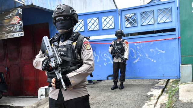 Petugas kepolisian berjaga di depan rumah terduga teroris saat penggeledahan di Serang Baru, Kabupaten Bekasi, Jawa Barat, Senin (29/3/2021). Foto: Fakhri Hermansyah/ANTARA FOTO