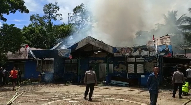 Kebakaran kantor PDAM Bengkayang. Foto: M Zain/Hi!Pontianak