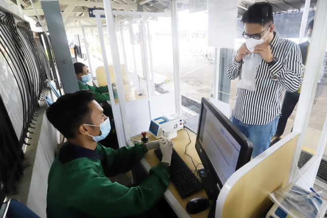 Calon penumpang KA tes Genose di stasiun. Genose di rest area juga menjadi salah satu syarat melanjutkan perjalanan darat bagi pengendara mobil pribadi Foto: Dok. Humas KAI