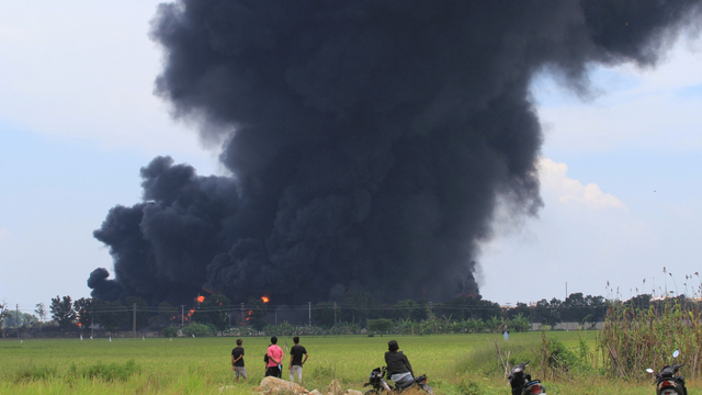 Warga melihat kepulan asap hitam akibat kebakaran tangki minyak milik Pertamina RU VI Balongan, Indramayu, Jawa Barat, Senin (29/3/2021). Foto: Dedhez Anggara/ANTARA FOTO