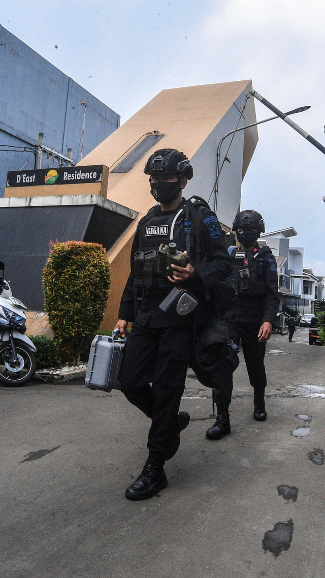 Petugas kepolisian berjalan menuju lokasi penggeledahan salah satu tempat tinggal terduga teroris di kawasan Condet, Jakarta, Senin (29/3/2021). Foto: Muhammad Adimaja/ANTARA FOTO