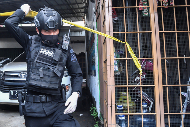 Petugas Kepolisian menggeledah salah satu tempat tinggal terduga teroris di kawasan Condet, Jakarta, Senin (29/3/2021). Foto: Muhammad Adimaja/ANTARA FOTO