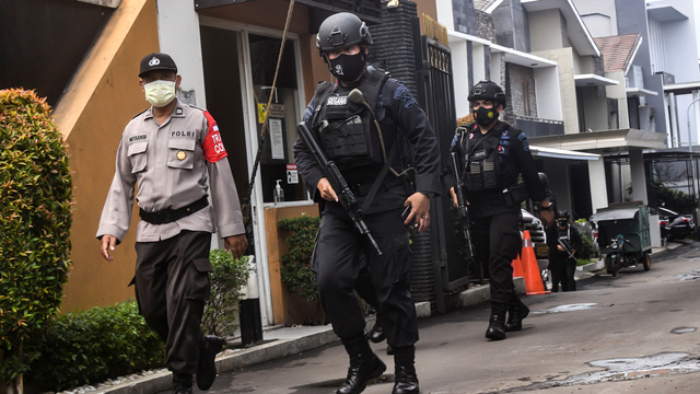 Petugas kepolisian berjalan menuju lokasi penggeledahan salah satu tempat tinggal terduga teroris di kawasan Condet, Jakarta, Senin (29/3/2021). Foto: Muhammad Adimaja/ANTARA FOTO