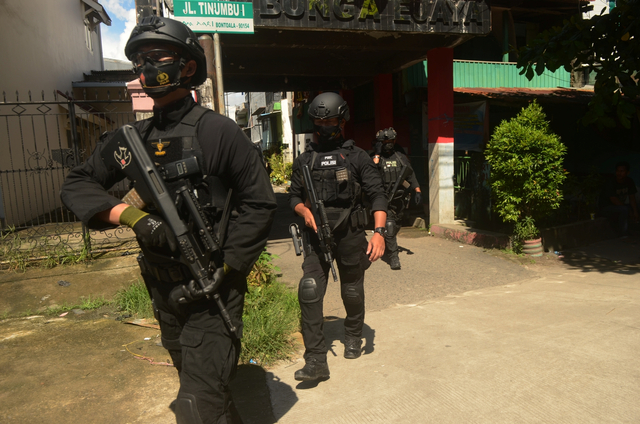 Penggeledahan rumah terduga teroris di Makassar. Foto: ANTARA FOTO/Sahrul Manda Tikupadang