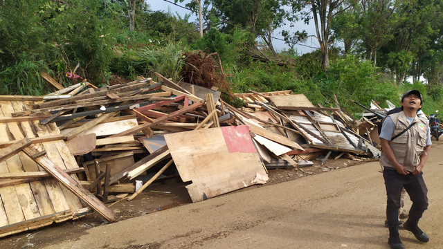 Sejumlah rumah terkena dampak dari bencana puting beliung yang terjadi di Desa Mekarsaluyu, Kecamatan Cimenyan, Kabupaten Bandung. Foto: Rachamdi Rasyad/kumparan