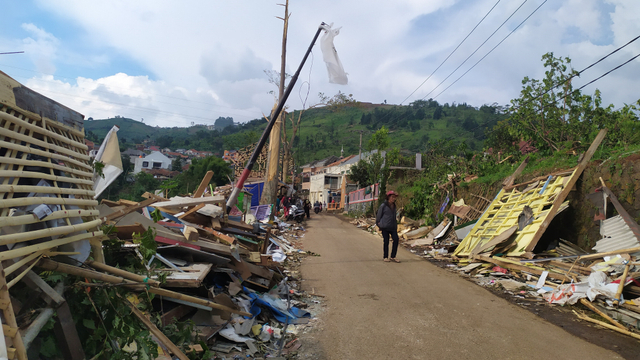 6 Orang Luka dan 206 Rumah Rusak Akibat Angin Puting Beliung di Cimenyan Bandung (292614)