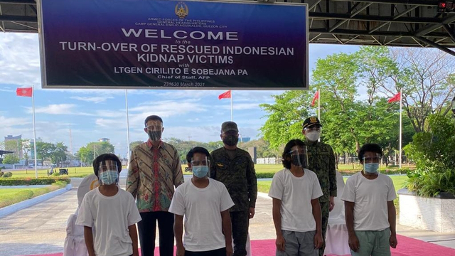 TNI membantu penyelamatan hingga pemulangan 4 Warga Negara Indonesia (WNI) korban penculikan oleh kelompok Abu Sayyaf (ASG). Foto: Puspen TNI