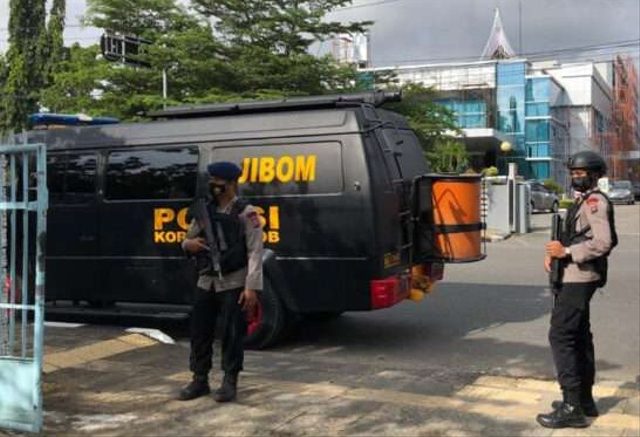 Tim Jibom Polda Sumatera Barat saat melakukan pengawasan di salah satu Gereja di Kota Padang, Senin 29 Maret 2021. Foto: ist