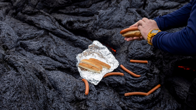 Membuat hot dogs dengan lahar gunung di Islandia. Foto: REUTERS/Stringer