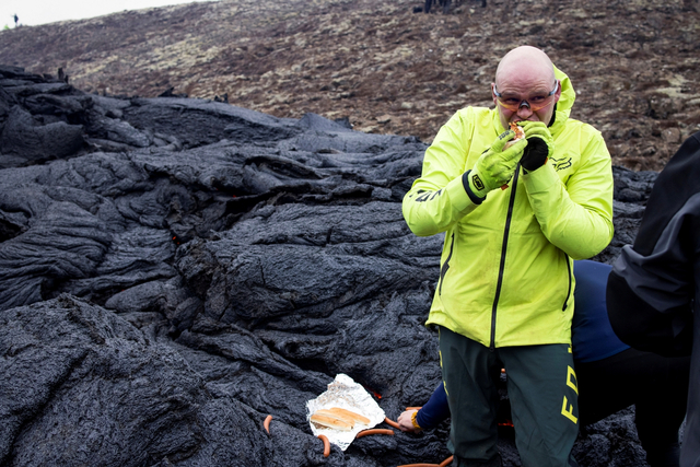 Membuat hot dogs dengan lahar gunung di Islandia. Foto: REUTERS/Stringer