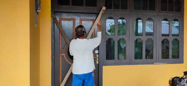 Kantor Kesbangpol Taliabu akhirnya dibuka kembali oleh pemilik rumah. 