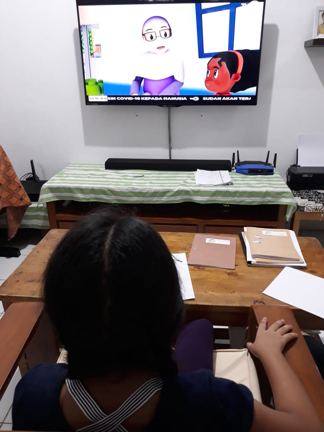 Anak sedang mengikuti pembelajaran jarak jauh melalui TVRI (foto dokumen pribadi)