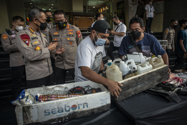 Petugas Kepolisian menunjukkan barang bukti saat rilis pengungkapan kasus terduga teroris di wilayah Condet, Jakarta Timur dan Bekasi, Jawa Barat di Polda Metro Jaya, Jakarta, Senin (29/3).  Foto: Aprillio Akbar/ANTARA FOTO