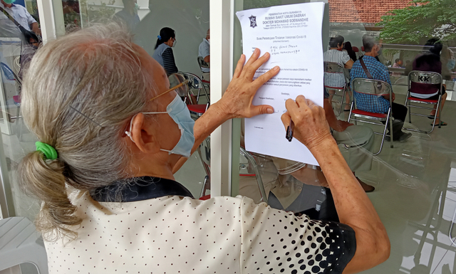 Seorang lansia yang akan mengikuti vaksinasi COVID-19 di RSUD dr.Soewandhi Surabaya. Foto: Masruroh/Basra