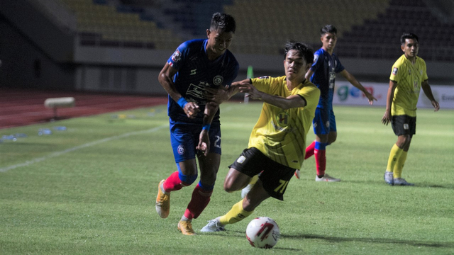 Barito Putera (kuning hitam) saat melawan Arema FC (biru) di Stadion Manahan Solo. (dok)