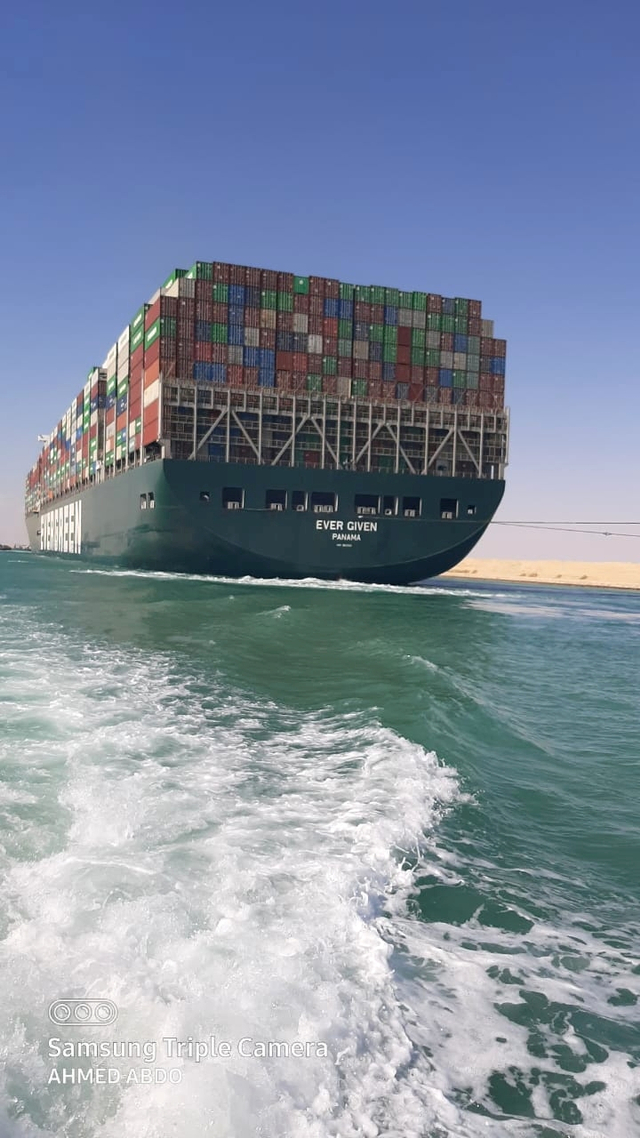 Kapal kargo Ever Given saat dievakuasi dari Terusan Suez, Mesir. Foto: Suez Canal Authority via Reuters