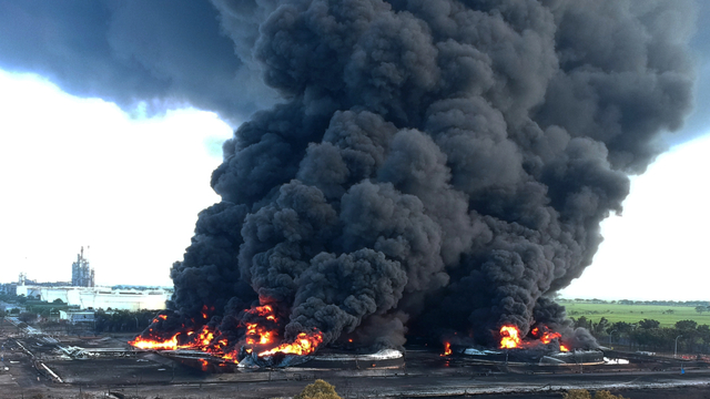 Kepulan asap hitam dari kebakaran tangki minyak milik Pertamina RU VI Balongan, Indramayu, Jawa Barat, Senin (29/3/2021). Foto: Dedhez Anggara/ANTARA FOTO