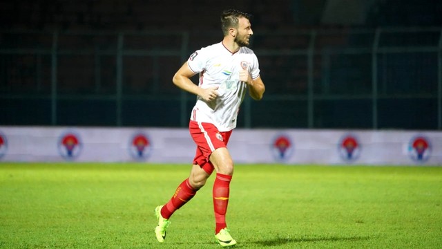 Bek Persija, Marco Motta, absen bela tim karena cedera. Foto: Media Persija