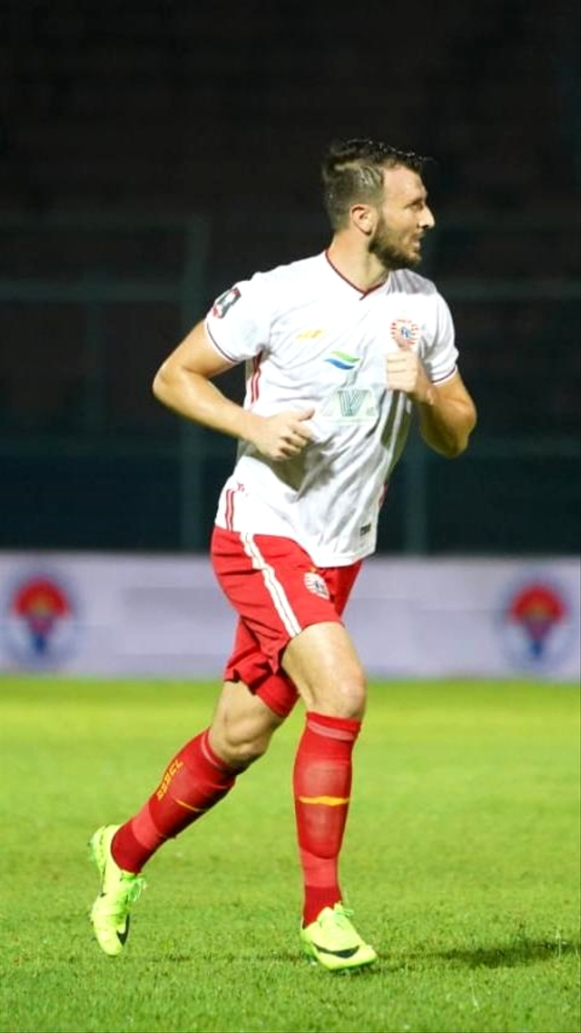 Bek Persija, Marco Motta, absen bela tim karena cedera. Foto: Media Persija