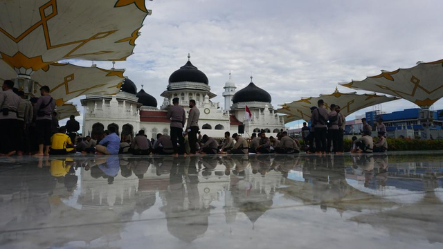 Suasana vaksinasi massal perdana di Masjid Raya Baiturrahman Banda Aceh. Foto: Zuhri Noviandi/kumparan