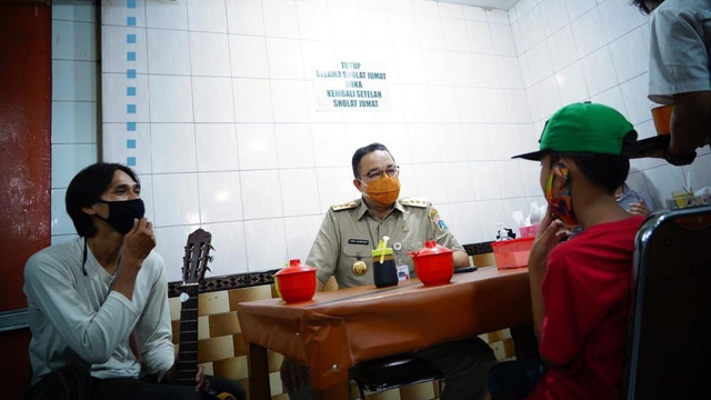 Gubernur DKI Jakarta Anies Baswedan saat mengobrol dengan pengamen ayah-anak di Sate Blora, Rawamangun, Jakarta.
 Foto: Instagram/@aniesbaswedan