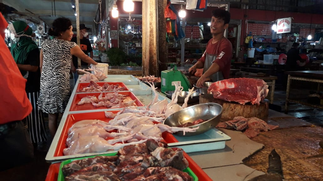 Penjual daging di Pasar Fanindo, Batam. Foto: Zalfirega/kepripedia.com