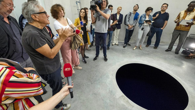 Pria terjatuh ke dalam lubang yang seperti ilusi optik. (Foto: HORACIO VILLALOBOS/CORBIS/GETTY IMAGES)