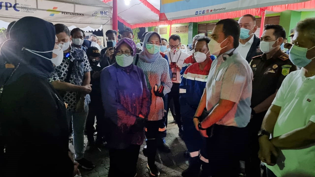 Mensos Tri Rismaharini saat meninjau pengungsian warga terdampak kebakaran Kilang Minyak Balongan. Foto: Pertamina