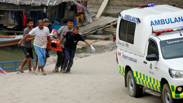 Korban kekerasan di Myanmar dibawa menuju ambulans di desa perbatasan Thailand, Mae Sam Laep, provinsi Mae Hong Son, Thailand, Selasa (30/3). Foto: Soe Zeya Tun/REUTERS