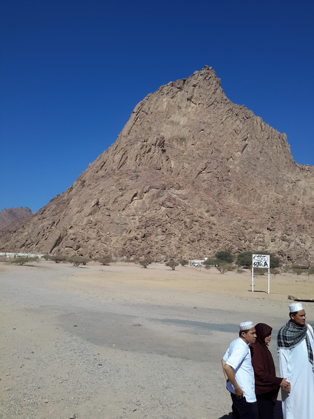 Salah satu fenomena geologi yang ada di negara Arab Saudi yaitu Jabal Magnet. Foto: Muhammad Rizqy Septyandy (Dokumentasi Pribadi)