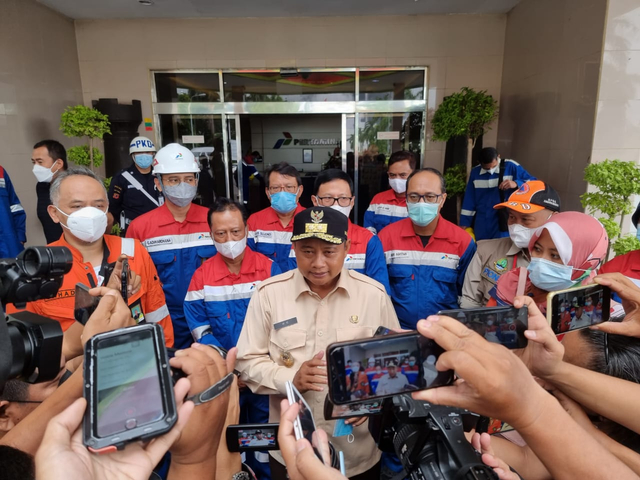 Wakil Gubernur Jawa Barat Uu Ruzhanul Ulum berkunjung ke kawasan terdampak kebakaran Kilang Minyak Balongan, Selasa (30/3).  Foto: Dok. Pertamina