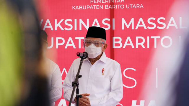 Wapres Ma'ruf Amin tinjau vaksinasi massal di Lapangan Olahraga Tiara Batara, Melayu, Kabupaten Barito Utara, Kalimantan Tengah. Foto: Dok. Setwapres