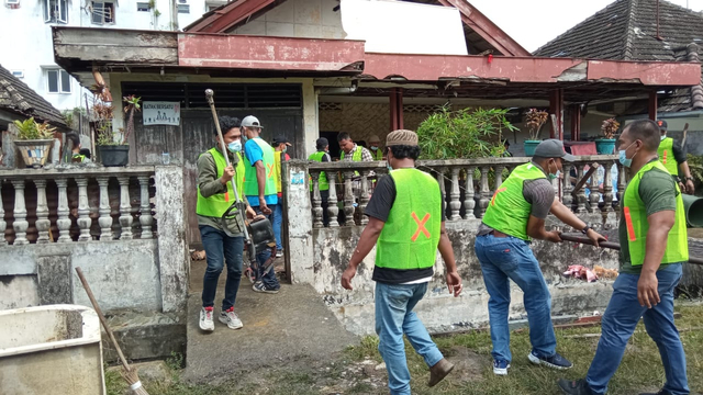 Petugas gabungan saat mengeksekusi sengketa rumah di Kota Medan. Foto: Dok. Istimewa