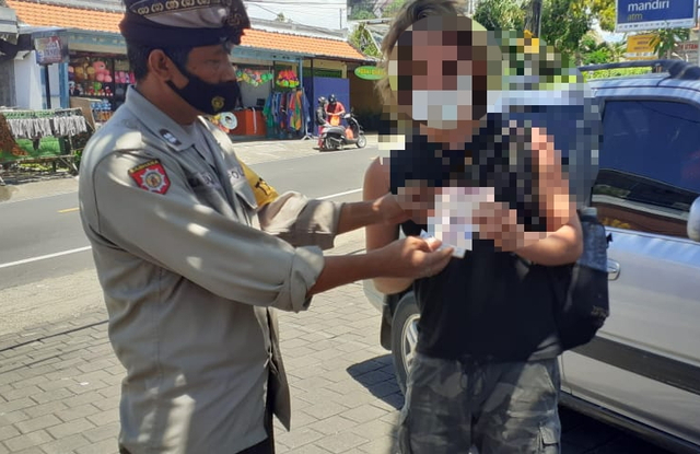 Warga Rusia yang tertangkap petugas karena diduga mengemis di skitar Pecatu, Bali - IST